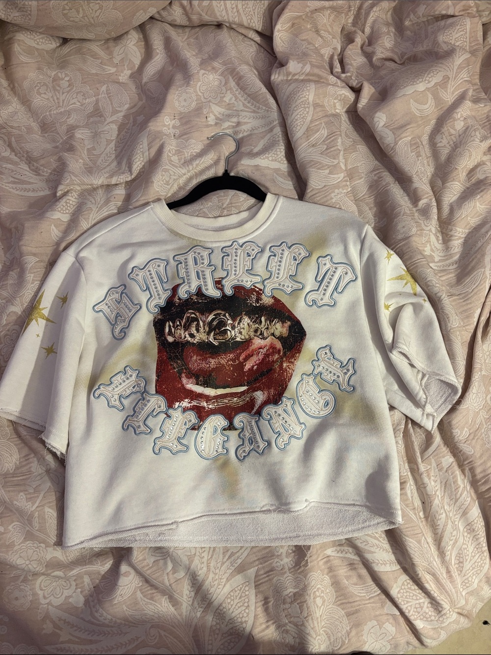 Cropped Graphic Tee with Lip Print - White